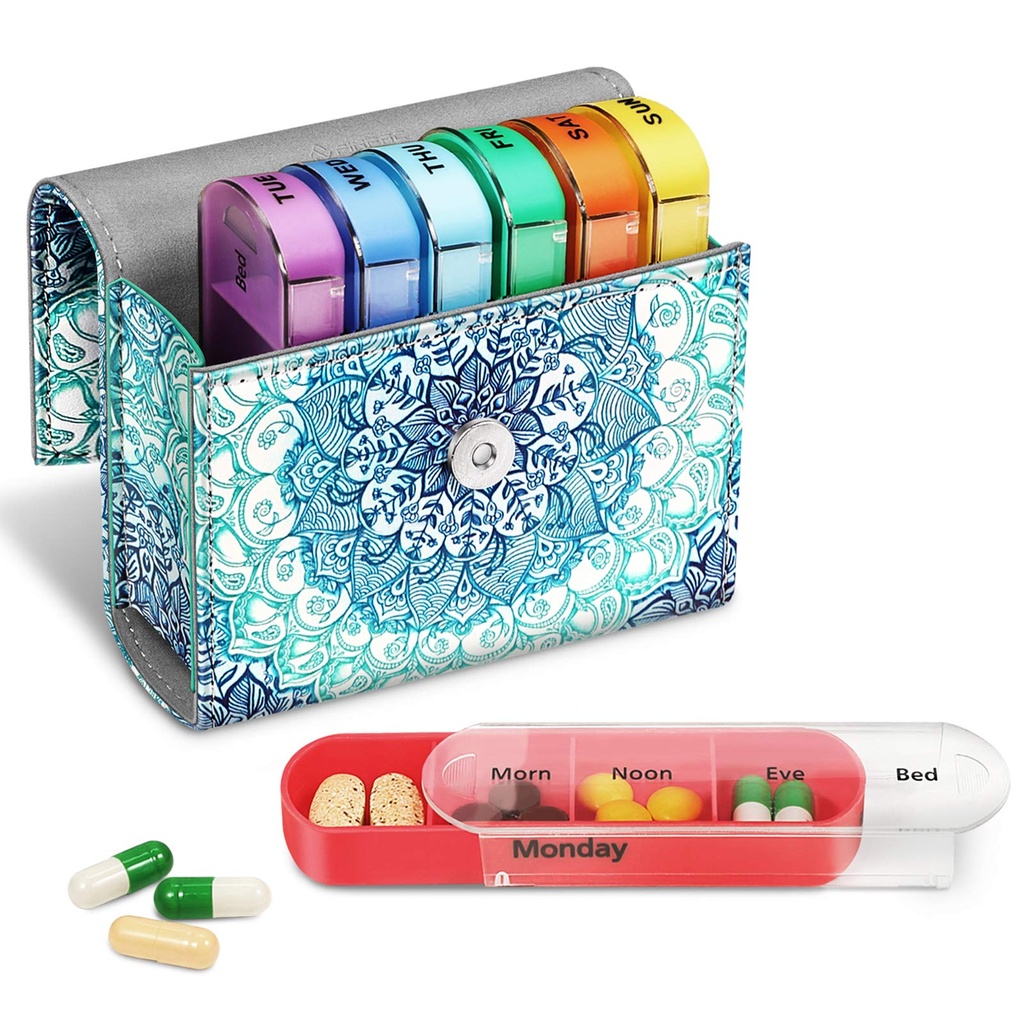 FINPAC Weekly Pill Arrangører 4 gange om dagen, Slide Open PU Leather Case Rejser Pill Vitamin Medicine Reminder og Planner med navn Card for Morning Medicine 124; Eftermiddag Medicine 124; Aften Medicine 124; Sengetid (Emerald Illusions)