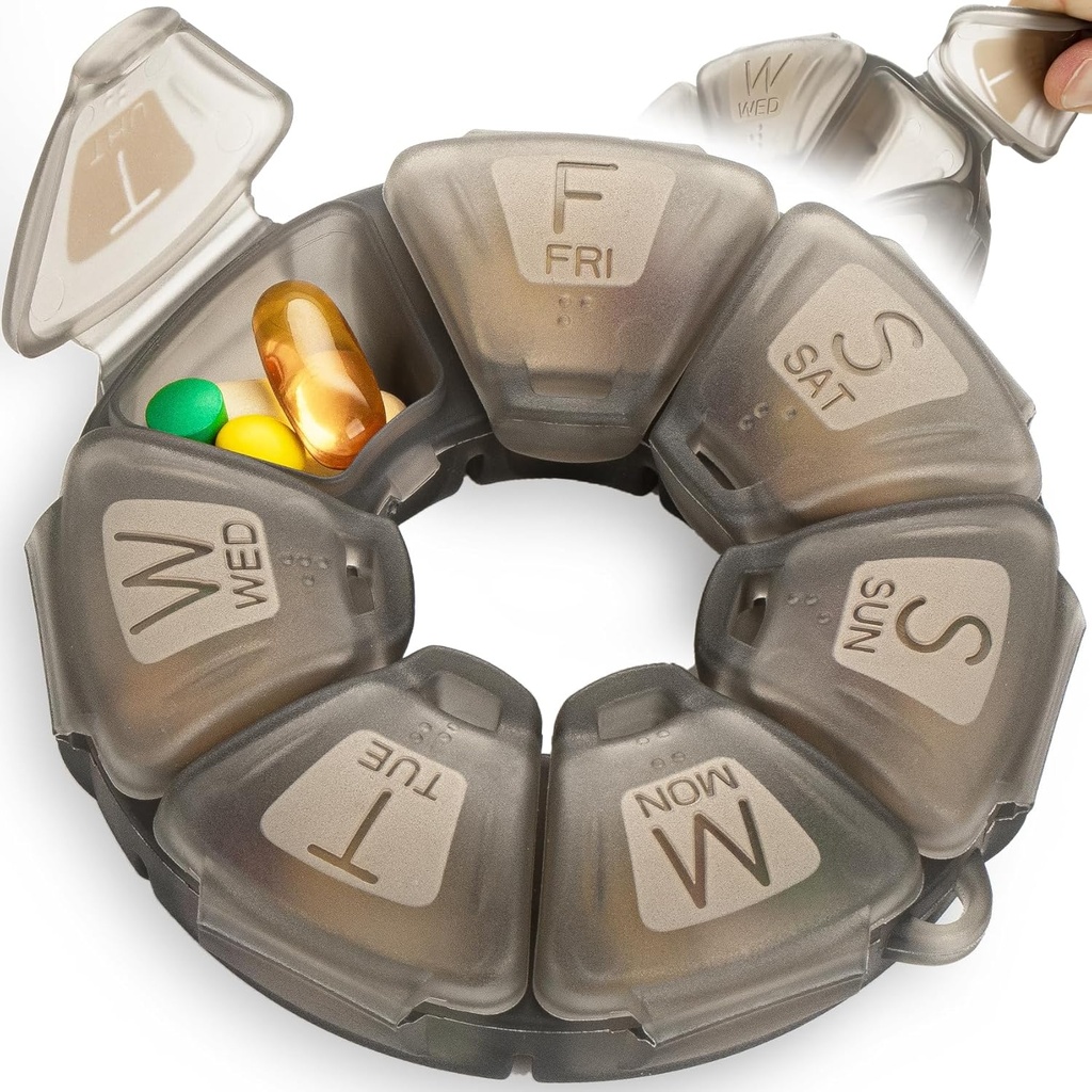 Round Weekly Pill Organizer, TPU Rubberized, Travel Pill Container 7 Dag, med 7 store kompartmenter, Great for daglige vitaminer & kosttilskud, Cute Pill Case med store bogstaver og braille (Grå)
