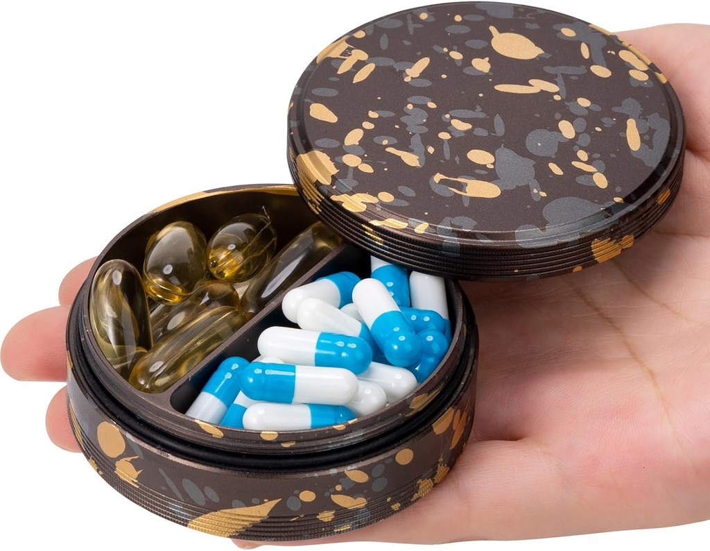 Metal Pill Case 2 Segment Pill Box - Bærbar Pill Organizer til Pocket eller Purse, Vandtæt Travel Medicine Vitamin Container til at holde Fish Oil og Kosttilskud Camo
