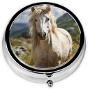 Round pill Box Horse på grøn græs Cute lille pill Case 3 Segment Pilleboks til purse Pocket Portable pill Container Holder til at holde vitaminer Medicin Fish Oil og kosttilskud