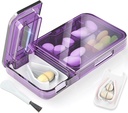 Pill Cutter Splitter til små eller små piller. 2-in-1 Travel Pill Box & Pill Splitter - Stor kapacitet 4 Compartments Pill Organizer - Aftagelig Nonslip V- Shaped Pad. Wrap-Around Blade Guard (lilla)