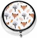 IBILIU Medicin Pill sag Autumnal Cute Foxes and Leaves Portable Pill Box til Pocket Metal Medicine Vitamin Organizer 3 kompartment