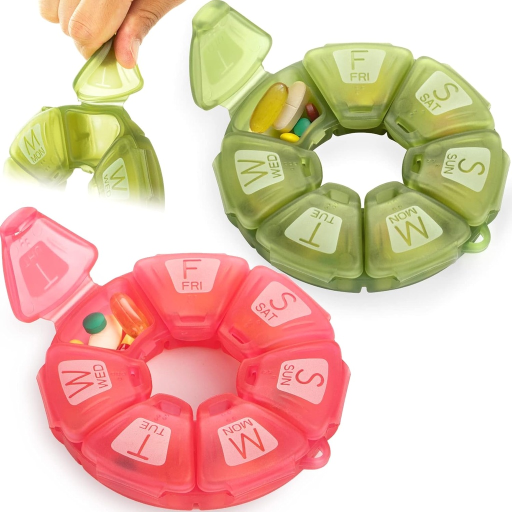 Round Weekly Pill Organizer, TPU Rubberized, Travel Pill Container 7 Dag, med 7 store kompartmenter, Great for daglige vitaminer & kosttilskud, Cute Pill Case med store bogstaver og braille (2 stk)
