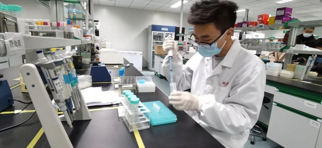 Feed Grade Alkaline protease 200000 u / ml for husdyr, fjerkræ, svin og kyllinger, Feed Fermentation Feed tilsætningsstoffer, Enzyme præparater 1000 Grams.