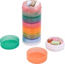 Bærbar 7-dages stabelbar pilleorganizer med 2 låg til medikamenter, vitaminer og kosttilskud, der er vedhæftet magnetisk kalender. Perfekt til rejse eller brug i hjemmet.