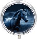 Blue Horse Pill Box 3 Segment Round Small Pill Case Rejse Pilleboks til Purse Pocket Metal Medicine Organizer Portable Pill Container Holder til at holde Vitaminer Medicin Fish Oil og kosttilskud